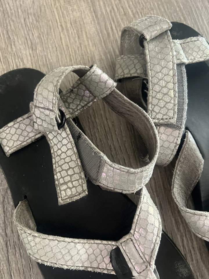 Sandalias Teva Iridiscentes Zapatos Estampado Serpiente Gris Para Mujer Talla 8 Foto 2 de 3