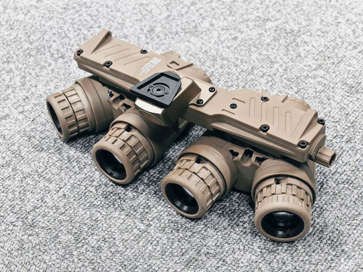 GPNVG-18 Digital Night Vision Goggles Equipped With 4 Cameras From