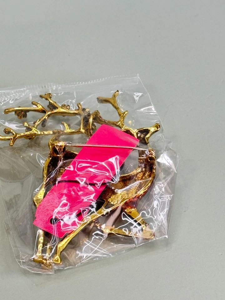 Broche de renas vermelhas e douradas Betsy Johnson detalhes de strass em embalagem lacrada - Imagem 3 de 4