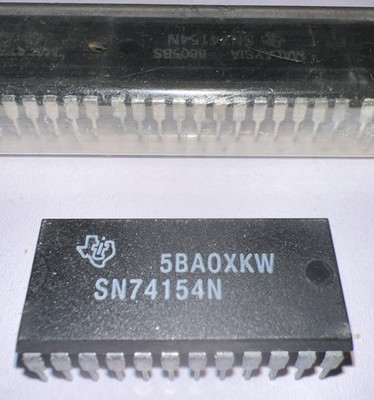 SN74154N Texas Instruments a 4-to-16 line decoder/demultiplexer Dip Dual inline