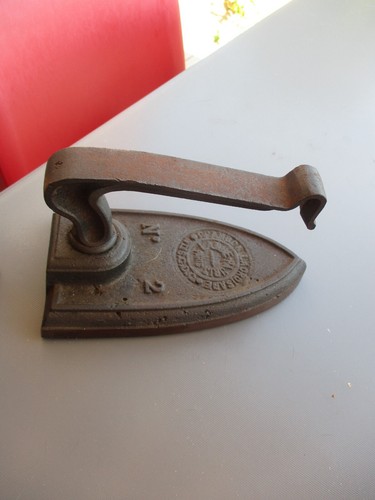 Ancien Fer a repasser en Fonte : CHambon Lacroisade Pauris et Cie Paris N°2