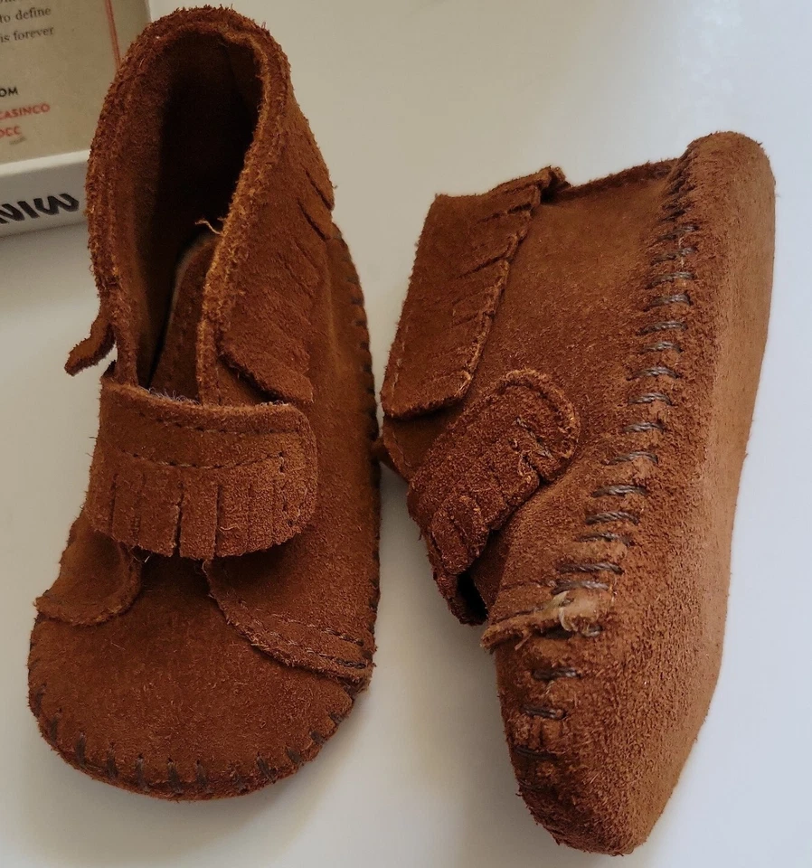 Mocasines de gamuza marrón para bebé bebé de cuero Minnetonka, estilo 1122, talla 4 Foto 3 de 4