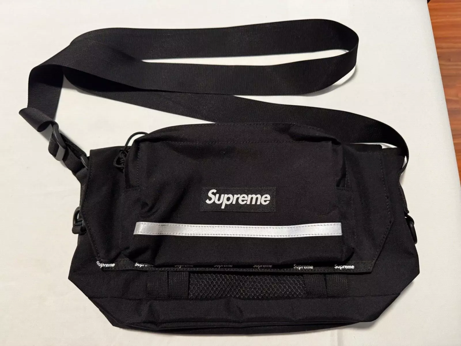 Sac Messenger PRISTINE Supreme FW24 noir, à transmettre comme ne convenait pas à mon iPad 13