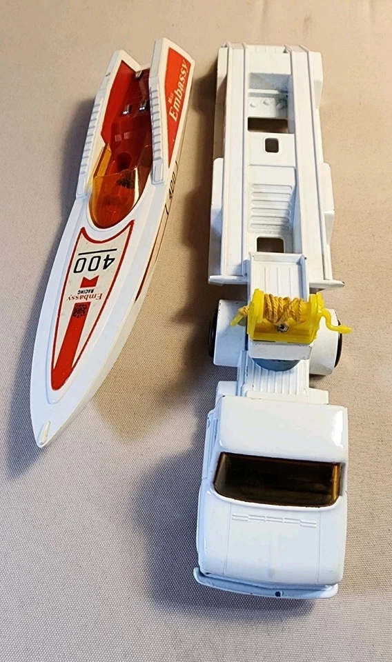 Matchbox Lesney Superkings K-27 Miss Embassy bote a motor con camión transportador Foto 3 de 4