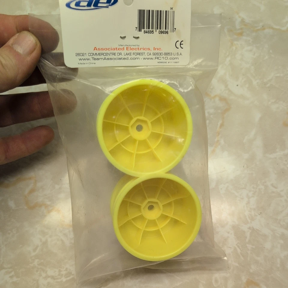 Ruedas hexagonales traseras Team Associated 12 mm hexagonales 2,2 (2) (amarillo) [ASC9696] Foto 2 de 2