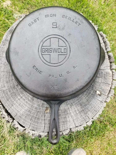 Vintage Griswold Large Logo Fully Marked 710 C #9 Cast Iron Skillet Sits Flat