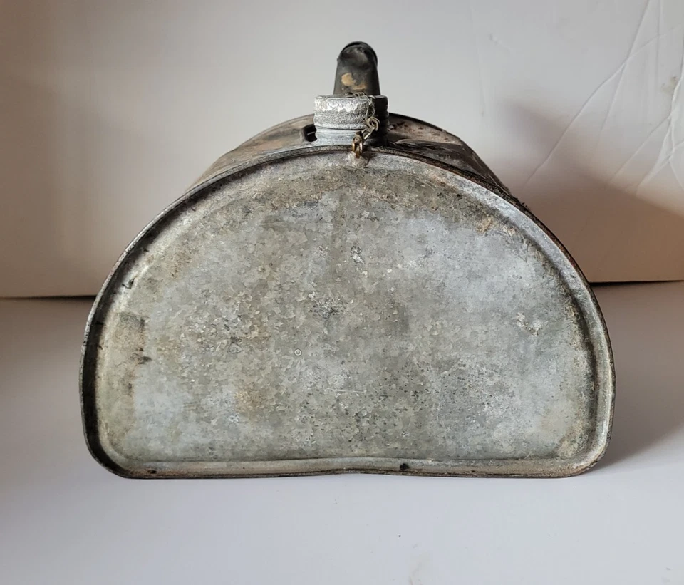 Antigua lata de gasóleo Boyco de plata de los años 20 vintage en buen estado usada. Foto 2 de 4