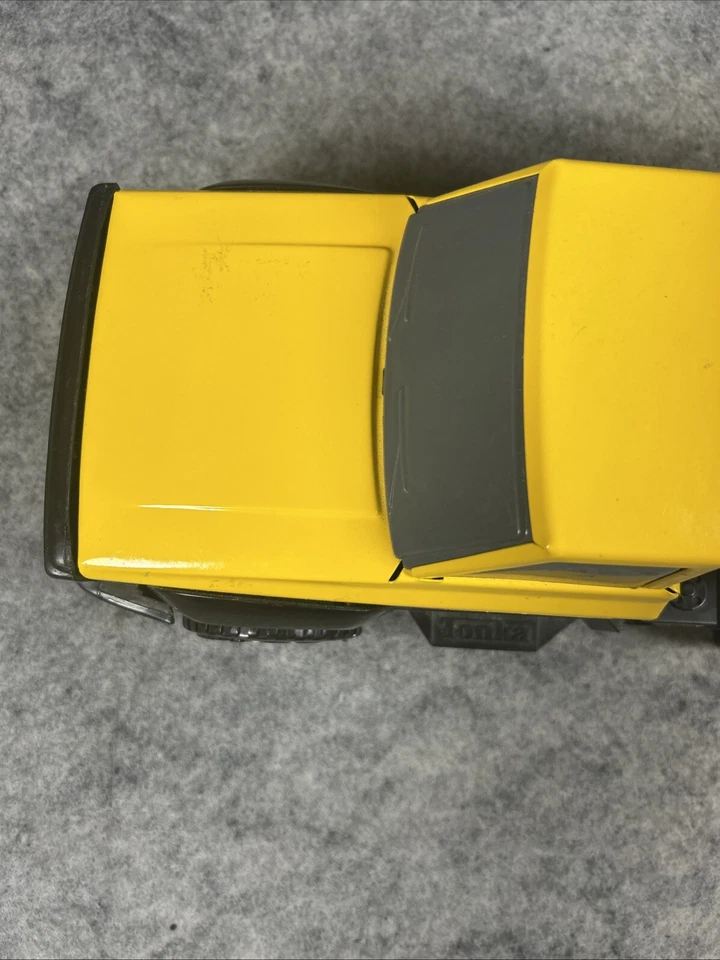 2012 TONKA Yellow Dump Truck Tilt Action Metal Bed & Cab Hasbro Toys - Image 2 of 4