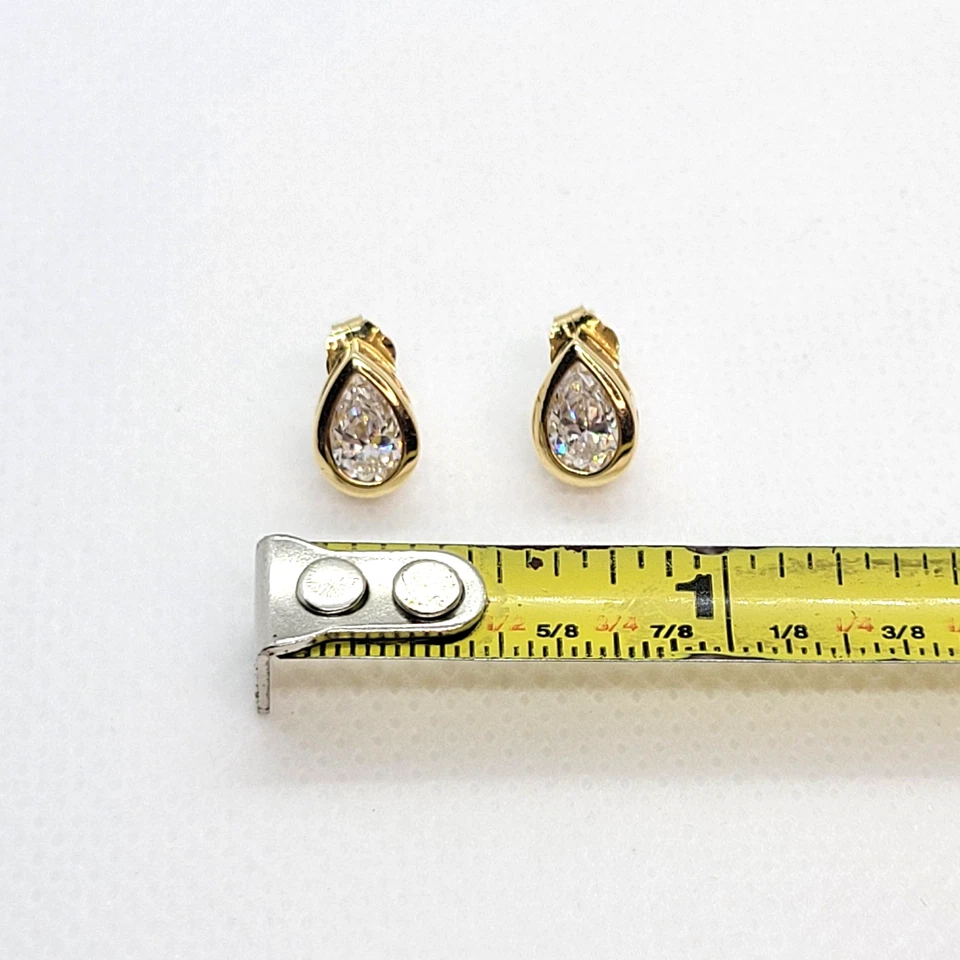 Pendientes perforados en lágrima con pasador de circonita cúbica transparente Diamonique de oro amarillo de 14 k Foto 3 de 4