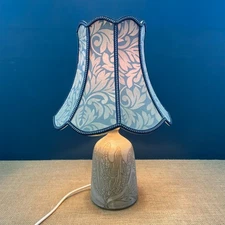 VINTAGE HAND THROWN STUDIO POTTERY GREY LEAF FLORAL BEDSIDE TABLE LAMP