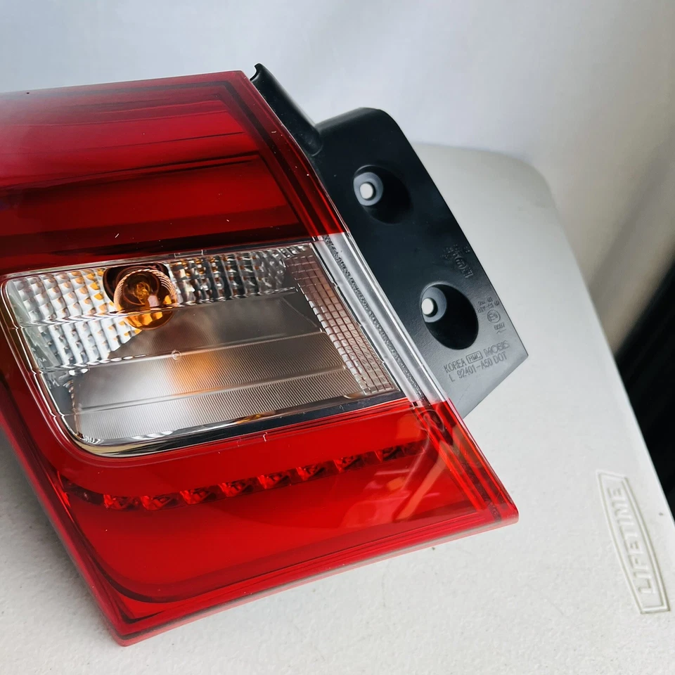 Lámpara trasera LED genuina izquierda en carrocería para Hyundai Elantra GT i30 2012 2016 NUEVO Foto 3 de 4