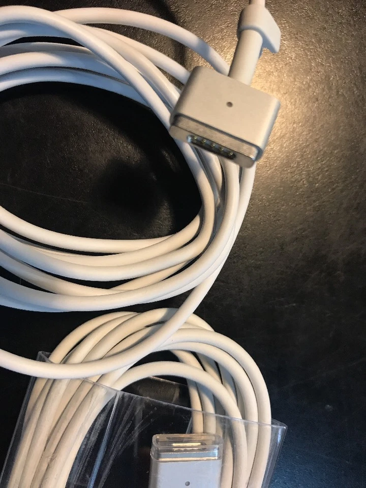 Lot of 2 100% Genuine Apple 85W MagSafe 2 Adapter ( MacBook Pro Retina) A1424 - Image 4 of 4