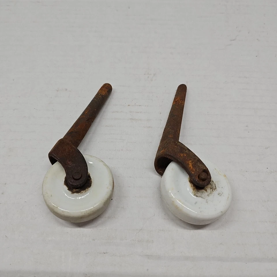 Ruedas giratorias antiguas de porcelana de colección eje de hierro de 2,5" 4,25" de longitud se venden como par Foto 2 de 4
