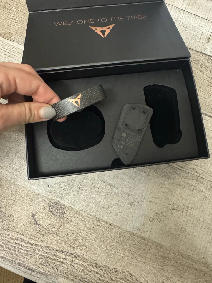 GENUINE CUPRA MEMBERS GIFT PACK, CARBON KEY & BRACELET, 5FF087013B - Image 3 of 3