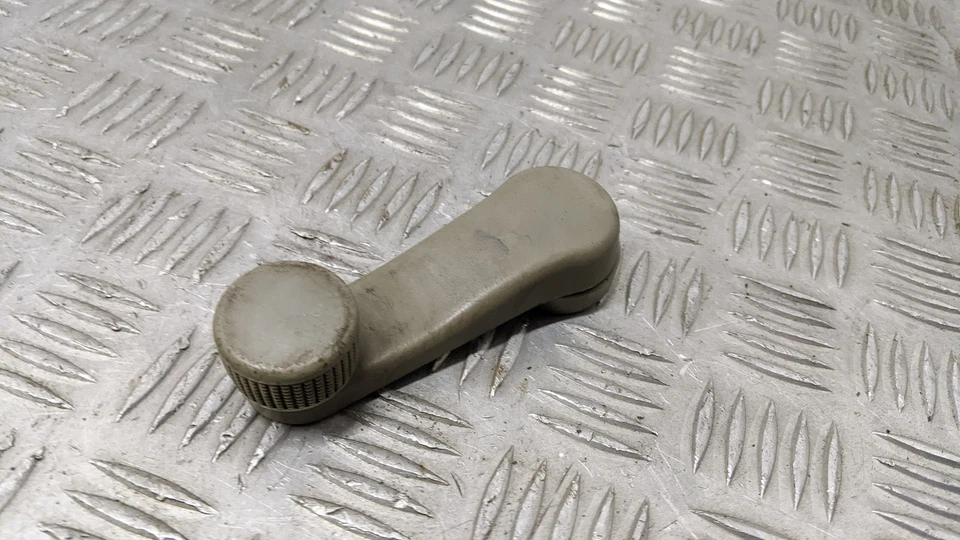 VOLKSWAGEN GOLF MK3 DL 1995 PUERTA VENTANA BOBINADORA MANIJA (CONDUCTORES DELANTEROS) 1H0837581 Foto 2 de 4