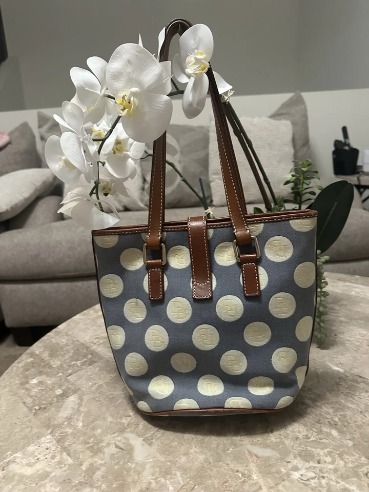 Bolso cubo de hombro vintage de lona marrón de la firma DOONEY BOURKE USADO EN EXCELENTE ESTADO Foto 2 de 4
