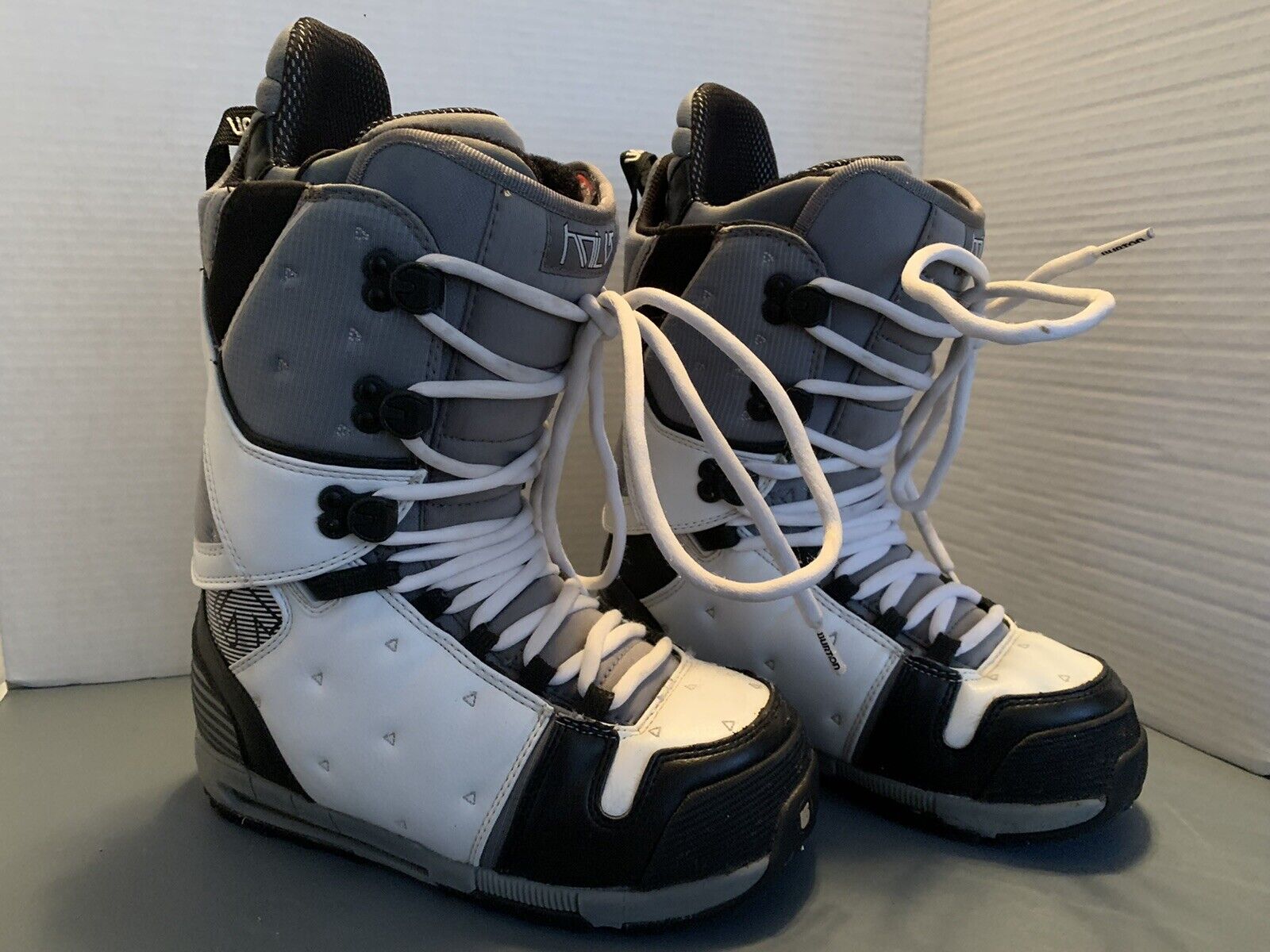 Burton Mens Hail Snowboarding Boots Size 7-1/2 Box White/Gray/Black 9009002655066 |