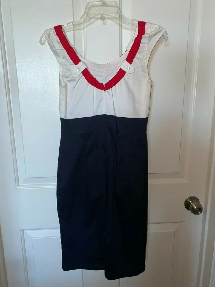 Vestido Steady Clothing Katy Cintura Alta Lazo Rojo con Parte Superior Blanca e Parte Inferior Azul Marino Pequeño Foto 4 de 4