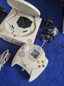 Sega Dreamcast console, Two Controllers & all leads ( Disc Tray Don't Close)