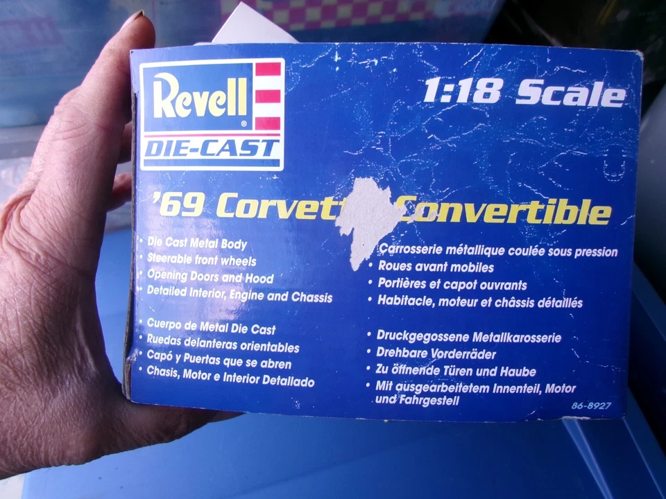 Revell Chevy Corvette 1969 red convertible 1/18 diecast, new in original box - Image 4 of 4