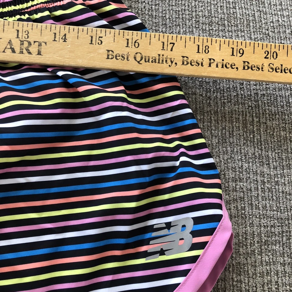 Pantalones Cortos para Correr New Balance Talla Mediana Rayas Coloridas para Mujer con Forro Interior Foto 2 de 4