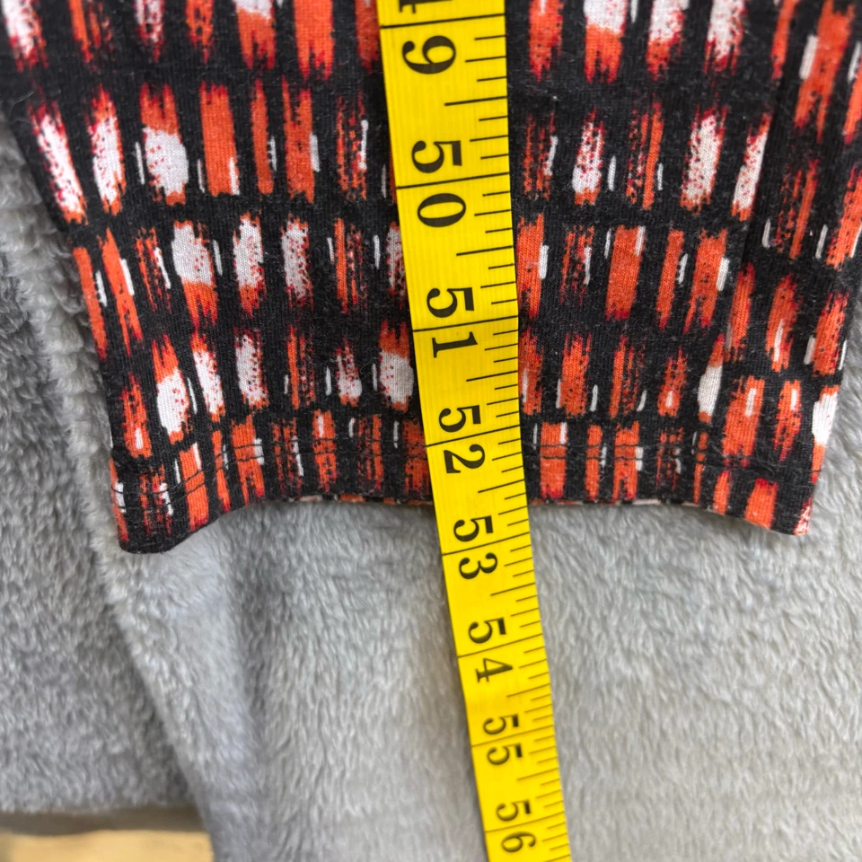 Macacão feminino sem mangas Material Girl vermelho estampa abstrata gola com cordão - Imagem 3 de 4