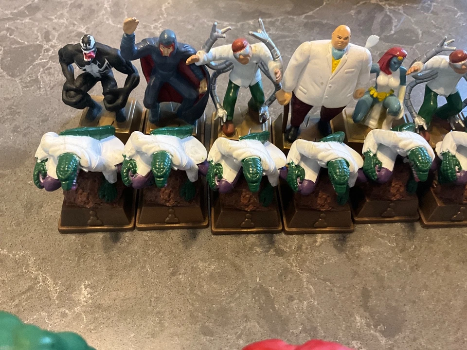 Marvel Comics Chess complete set various characters heroes vs villains no box - Image 4 of 4