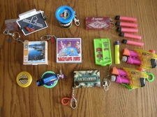 Bundle / Lot 10: Vintage Keychains, Mini Games & Mini Toys-Battling Tops,Puzzle