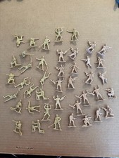 Lot of Tan and Dark Gray Plastic Toy Army Men Soldiers accessories