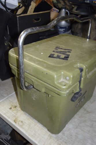 Vintage! ORCA 20 QT Cooler- Olive Green with Steel Handle - Picture 4 of 16