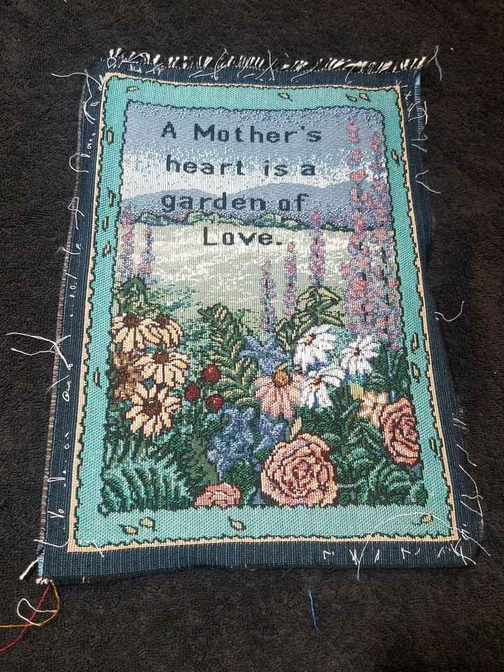 Almohada artesanal tapiz inacabado A Mother's Heart is a Garden Love 13,5 x 8,5 Foto 2 de 3
