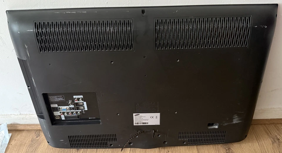 Samsung LE32B450C4W 32 Inch TV FOR PARTS NOT WORKING No Power Or Controller - Image 2 of 4