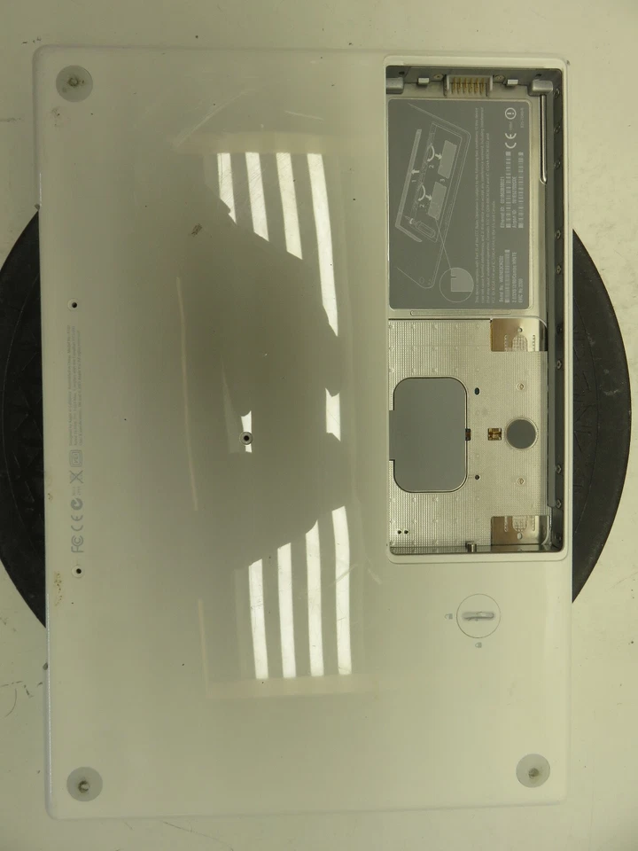 Apple MacBook A1181 13.3 Laptop Intel Core 2 Duo 2 GHz 1 GB NO HDD NO BAT - Image 3 of 4