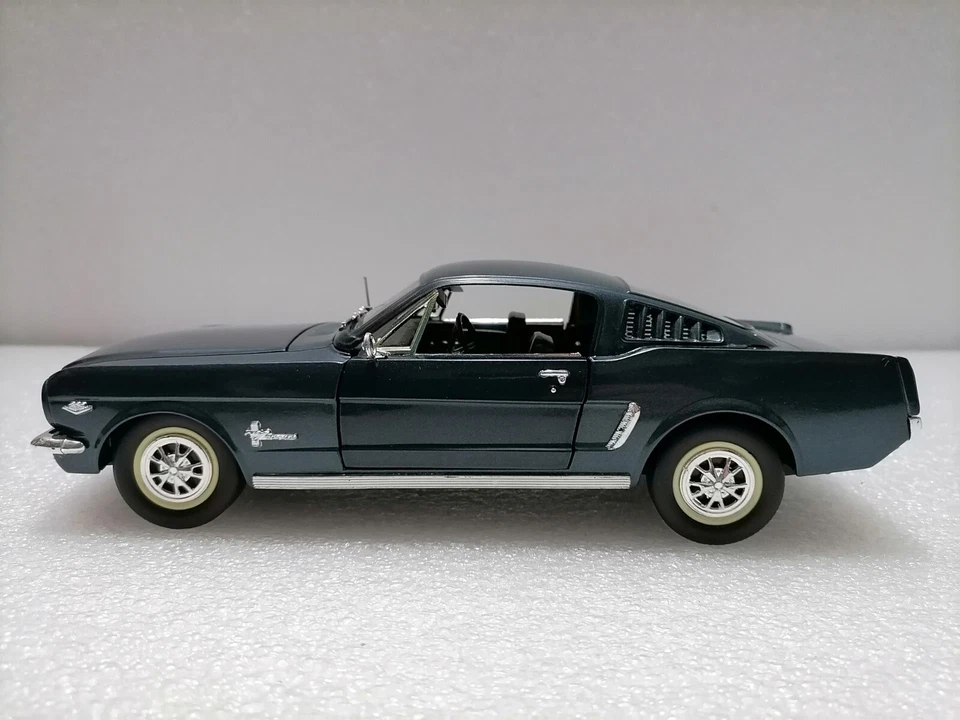 FORD Mustang 1965  -  Vintage  diecast  1:18  Scale model , Solido 1990 - Image 4 of 4