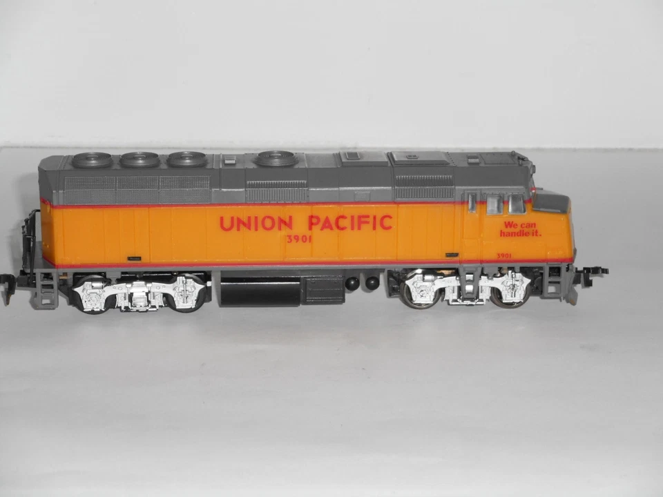 Lifelike Union Pacific Bo-Bo diesel #3901. V/good motor & cond. HO scale. DC. - Image 3 of 4