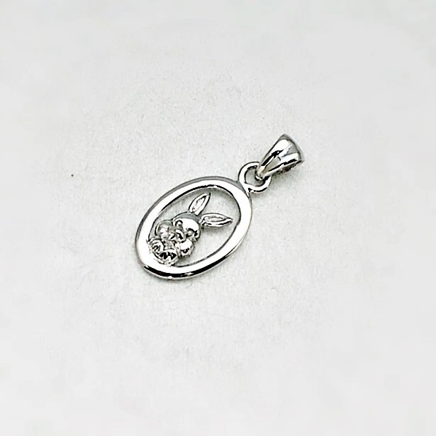 Colgante de conejo enchapado en oro blanco con marco ovalado - sin cadena Foto 2 de 4