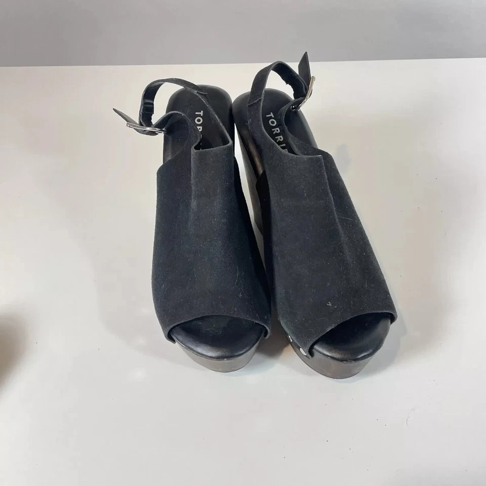 Sandalias zueco de cuña de madera con plataforma de gamuza tórrida para mujer 8WW negras con hebilla tachonada Foto 2 de 4