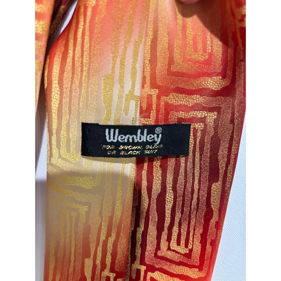 Gravata WEMBLEY Vintage Anos 60 Poliéster Larga Marrom Laranja Amarelo Retrô MCM Arte de Carreira - Imagem 4 de 4