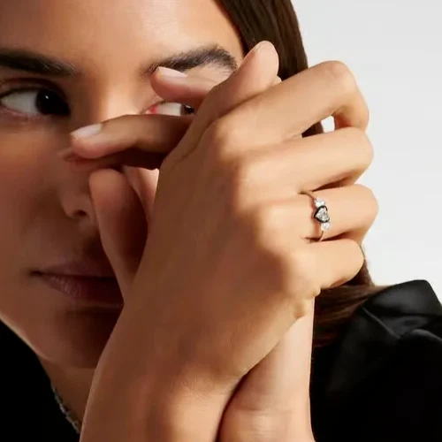 Anillo de banda prometedora de diamantes/esmalte simulados corte corazón de 3 quilates enchapado en oro blanco de 14 k Foto 4 de 4