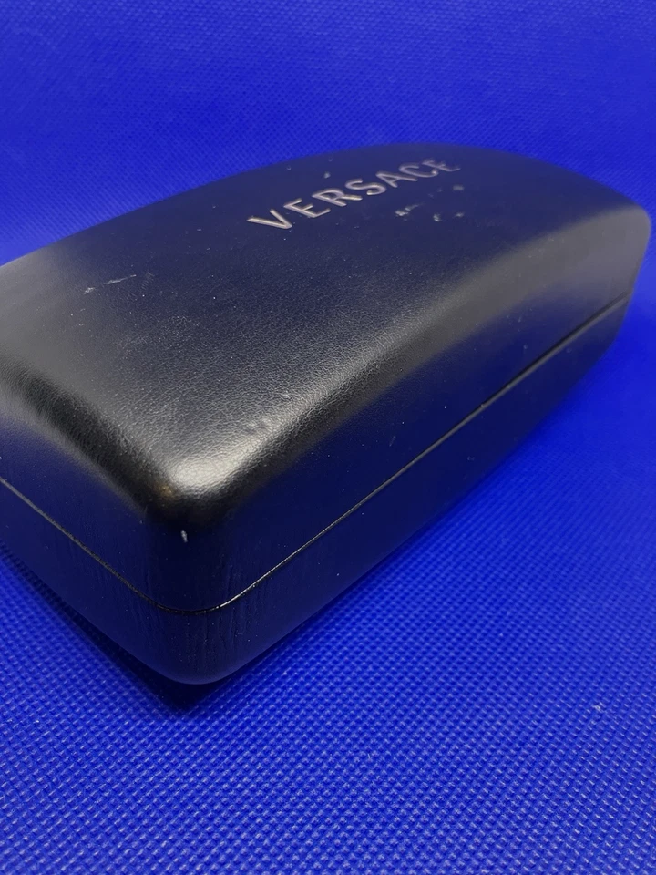 Gafas de sol Judith Lieber y estuche Versace Foto 4 de 4