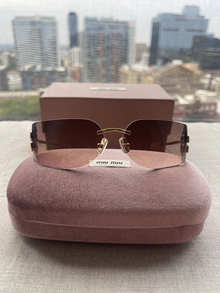 Gafas de sol para mujer MiuMiu MU54YSGold marrón claro” Foto 3 de 4