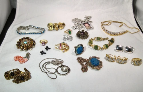 Vintage Costume Jewelry Necklace Rings Brooches Earrings Lot - 20 Pieces - K1662