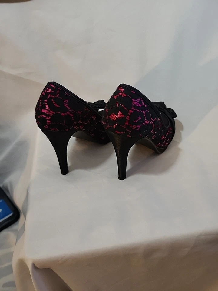 Tacones Rue 21 Etc! 4" Negro Encaje Sobre Rosa Satinado con Arcos Punta Abierta S 6/7 Usado Una Vez Foto 4 de 4