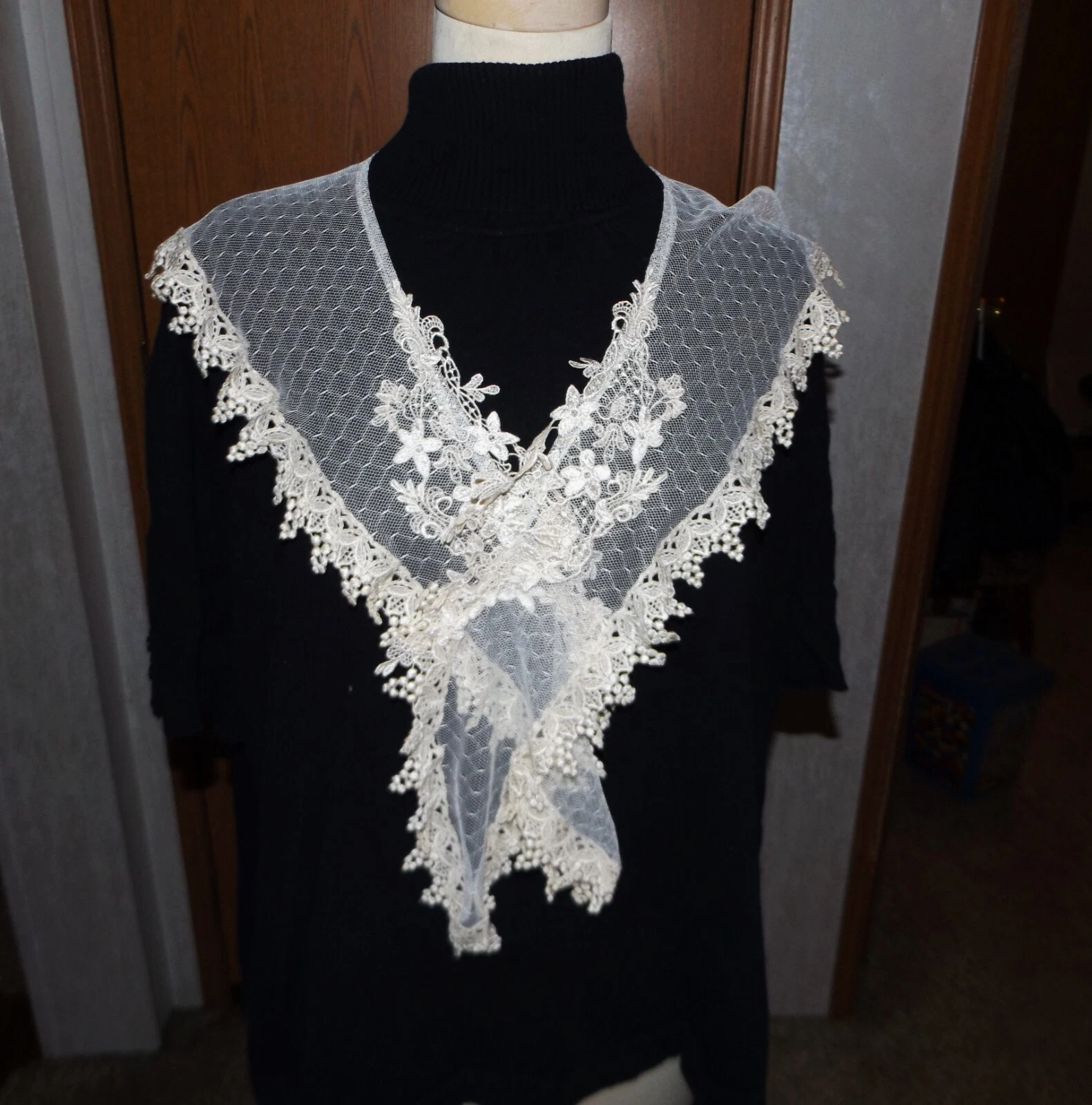 OFF WHITE Collare donna vintage bianco sporco maglia e pizzo all’uncinetto disegno floreale e uva
