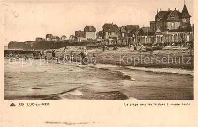 Luc-sur-Mer 14 Calvados La plage vers les falaises a maree haute