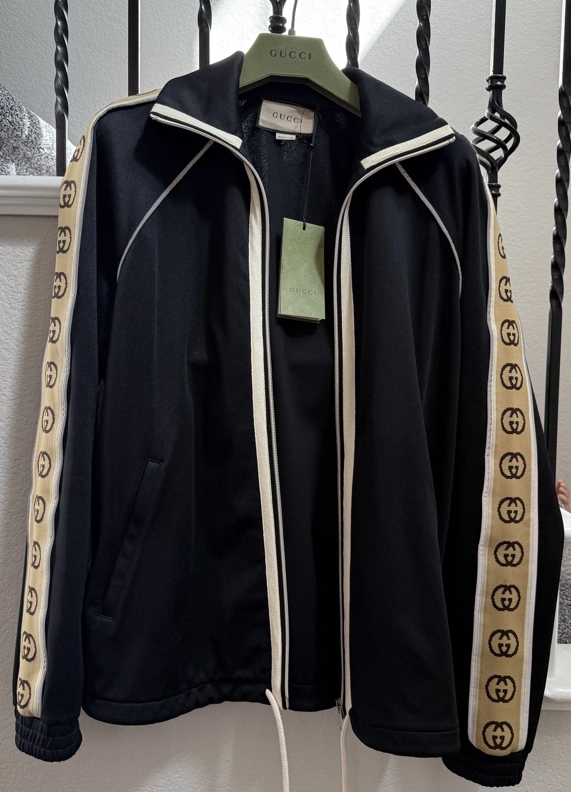 Giacca da pista Gucci nuova ad incastro nera GG Stripe riflettente. Taglia S