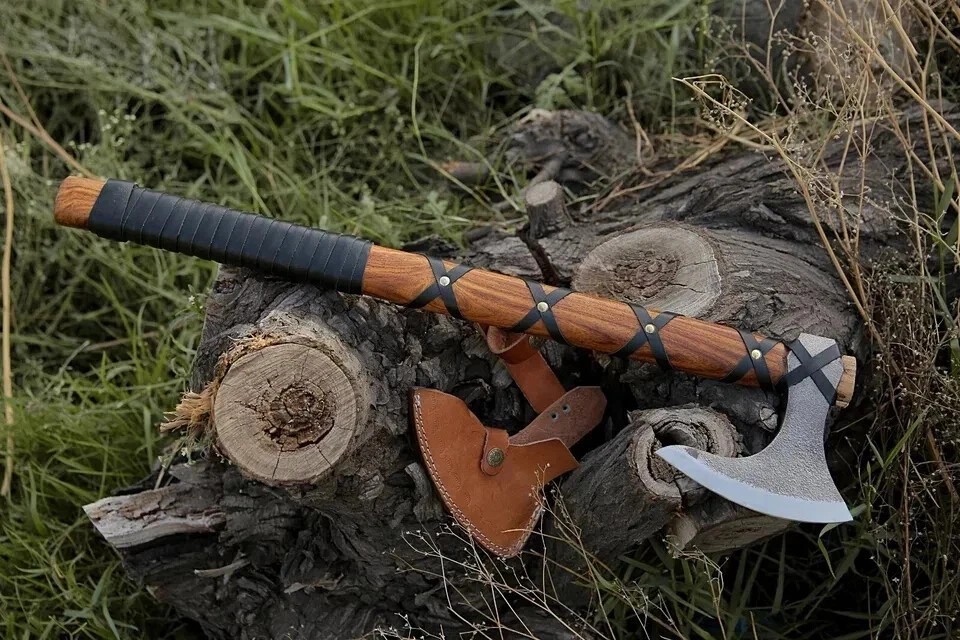 MARKENLOS Wikinger-Axt von Ragnar Lothbrok, Jagdaxt mit Rosenholzgriff, handgeschmiedet.