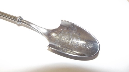 9 1/2" Antique 1875 Dowager Brite-cut by Gorham Silver Plated Cheese Scoop - Picture 2 of 14