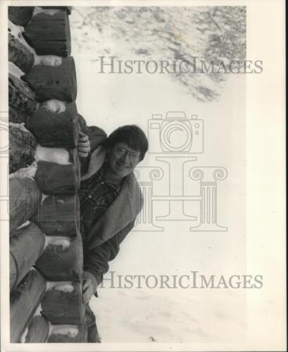1983 Press Photo Eric Meese, cartoonist of "Bears in Love" - mjb32571 - Picture 1 of 2