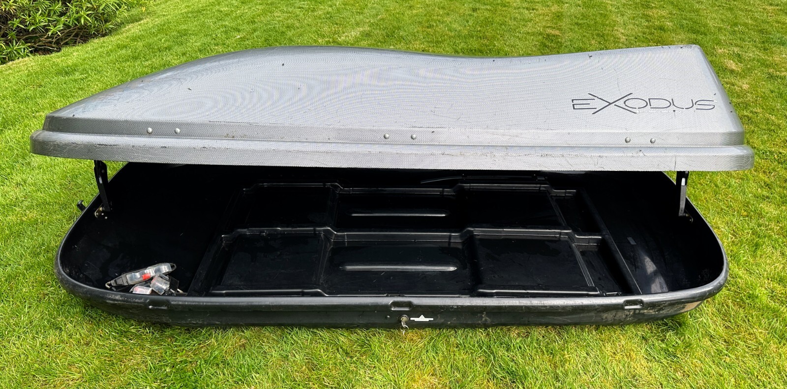 Halfords Exodus 470L Roof Box, Silver All Fittings & 2 Keys Included